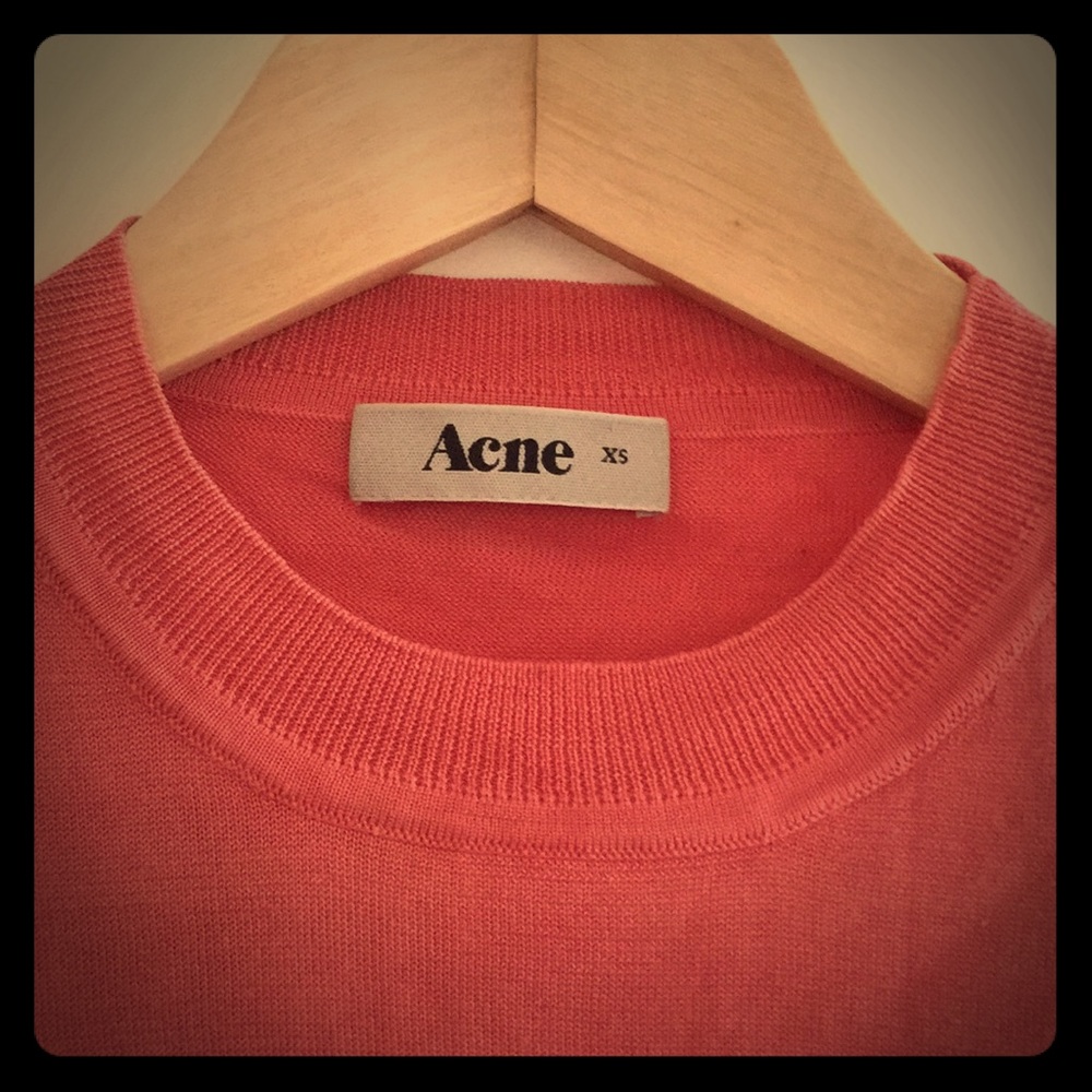 Lia acne top